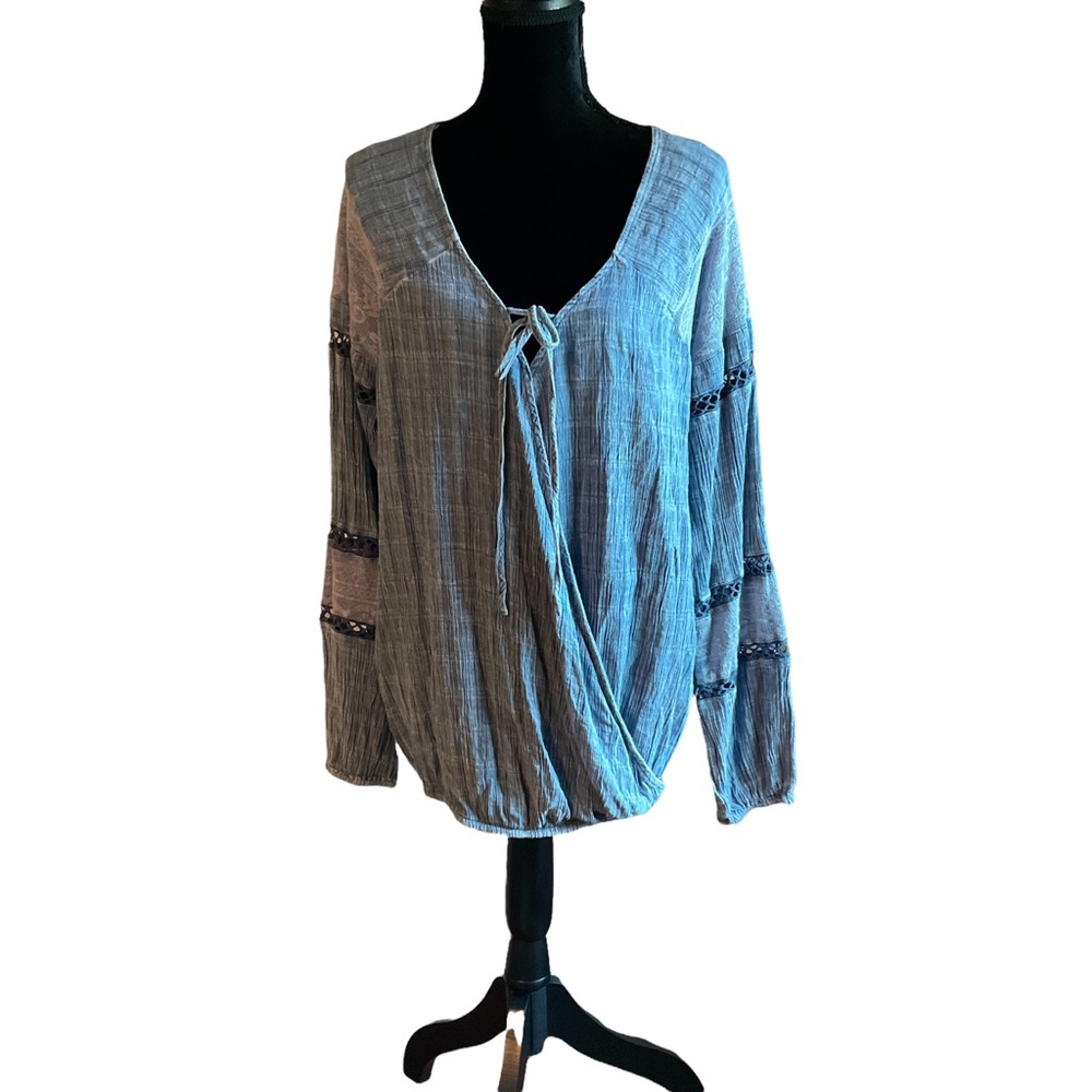 Knox Rose. women’s bohemian denim blue Chambrey V-neck long sleeve